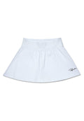 Weißer Tennisrock mit einem ausgestellten Design und einer glatten Textur. Verfügt über einen elastischen Bund und ein kleines, in Schwarz gesticktes Logo.