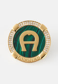 Grüne Malachit-Brosche in kreisförmigem Design mit goldenen Akzenten, die ein zentrales "A"-Logo und einen Rand aus klaren Strasssteinen aufweist.