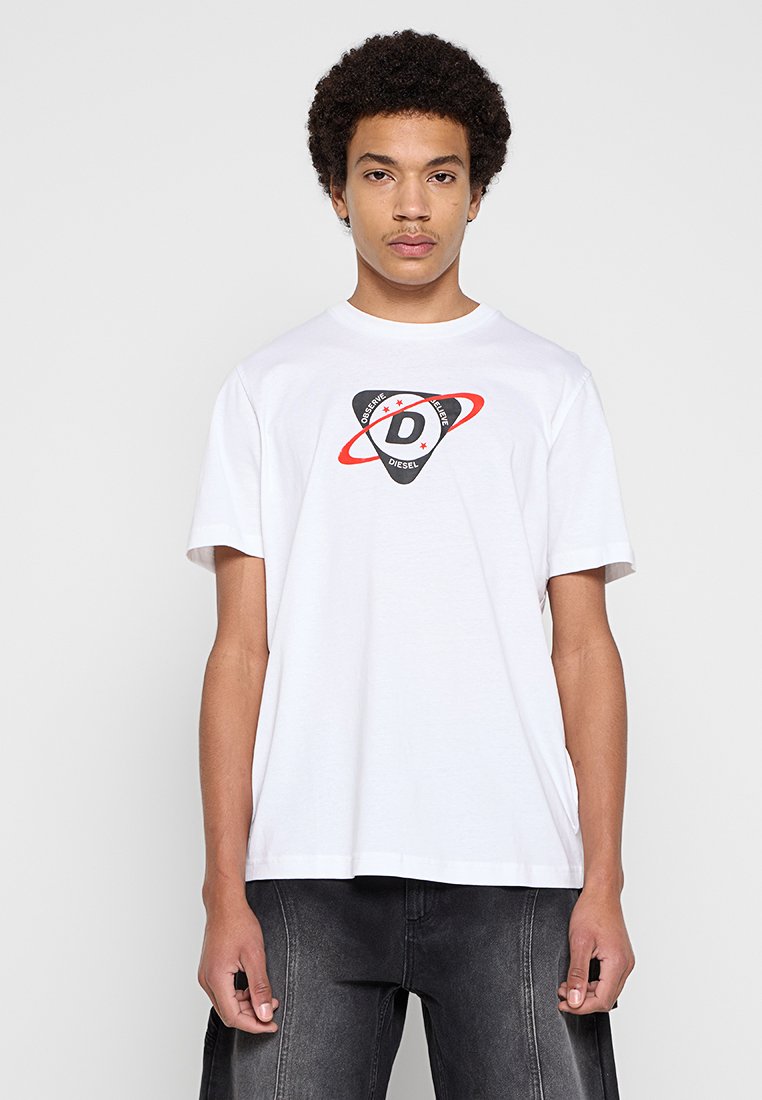 Weißes Baumwoll-T-Shirt mit einem grafischen Design, das ein schwarzes und rotes dreieckiges Logo zeigt, umgeben von geschwungenen Linien und Sternen. Kurze Ärmel.