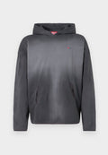 Dunkelgrauer Kapuzenpullover mit kleinem rotem Logo auf der Brust und zwei Vorderaschen, auf weißem Hintergrund dargestellt.