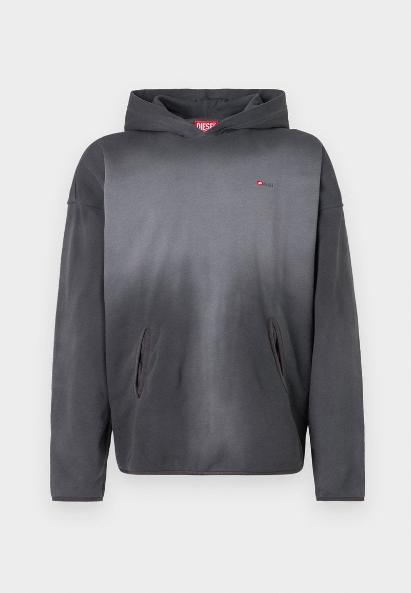 Dunkelgrauer Kapuzenpullover mit kleinem rotem Logo auf der Brust und zwei Vorderaschen, auf weißem Hintergrund dargestellt.