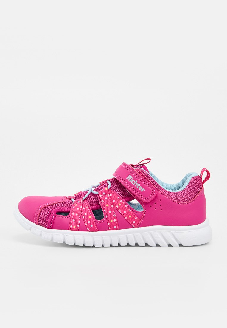 Rosa Kindersportsandale mit weißer Sohle, atmungsaktivem Mesh, verstellbarem Klettverschluss, dekorativen pinken Riemen mit weißen Punkten und Zuglasche.