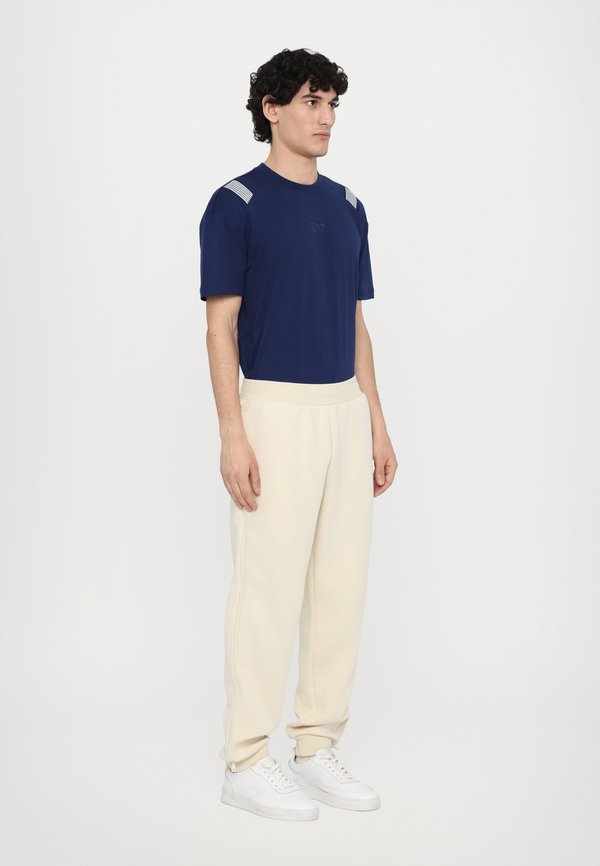 EA7 Emporio Armani HIDDEN ZIP LOGO TROUSER