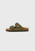 Olivgrüne Sandalen mit zwei verstellbaren Schnallenriemen, einem Korkfußbett und einer schwarzen Gummisohle. Mit "BAYTON"-Druck an der Seite.