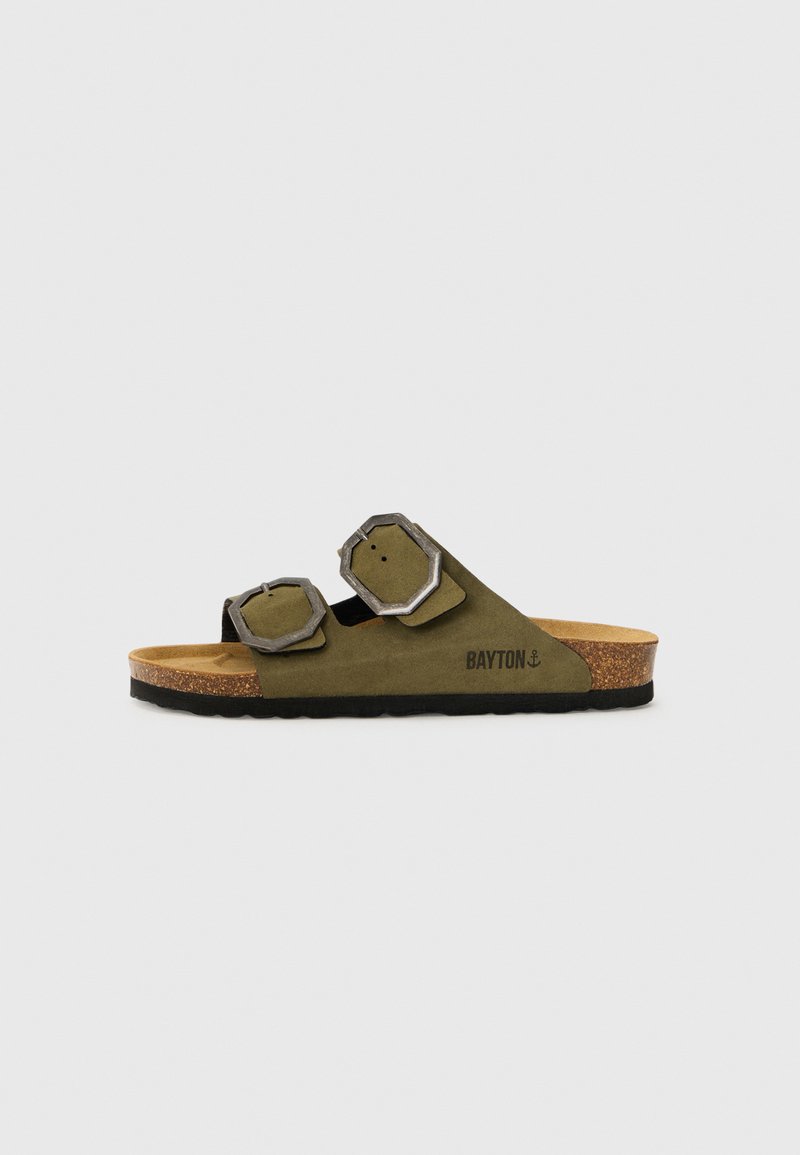 Olivgrüne Sandalen mit zwei verstellbaren Schnallenriemen, einem Korkfußbett und einer schwarzen Gummisohle. Mit "BAYTON"-Druck an der Seite.