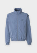 Hellblaue, mit Reißverschluss versehenen Jacke mit hohem Kragen, elastischen Bündchen und Taillenbund. Verfügt über ein kleines Logopatch auf der linken Brust.