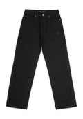 Schwarze Jeans aus Denim mit geradem Schnitt, ausgestattet mit vorderen Taschen, einem silbernen Metallknopf und einem dezenten Logo am linken Bein.