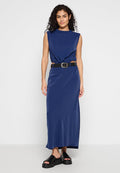 Schickes marineblaues Maxikleid mit hohem Ausschnitt, gerafftem Design an der Taille und einem schwarzen Gürtel. Kombiniert mit schwarzen Plateauschuhen zum Hineinschlüpfen.