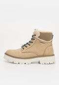 Beige Faux-Suede-Ankle-Boots mit einer weichen beige Kunstfellfütterung, blauen Schnürsenkeln, einer weißen Gummisohle und einem gestickten Design. Mit einem Logo an der Seite.