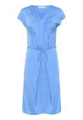 Himmelblaues Kurzarmkleid mit V-Ausschnitt und Taillierungsdetail, aus glattem Stoff gefertigt. Verfügt über eine fließende Silhouette und sanfte Drapierung.