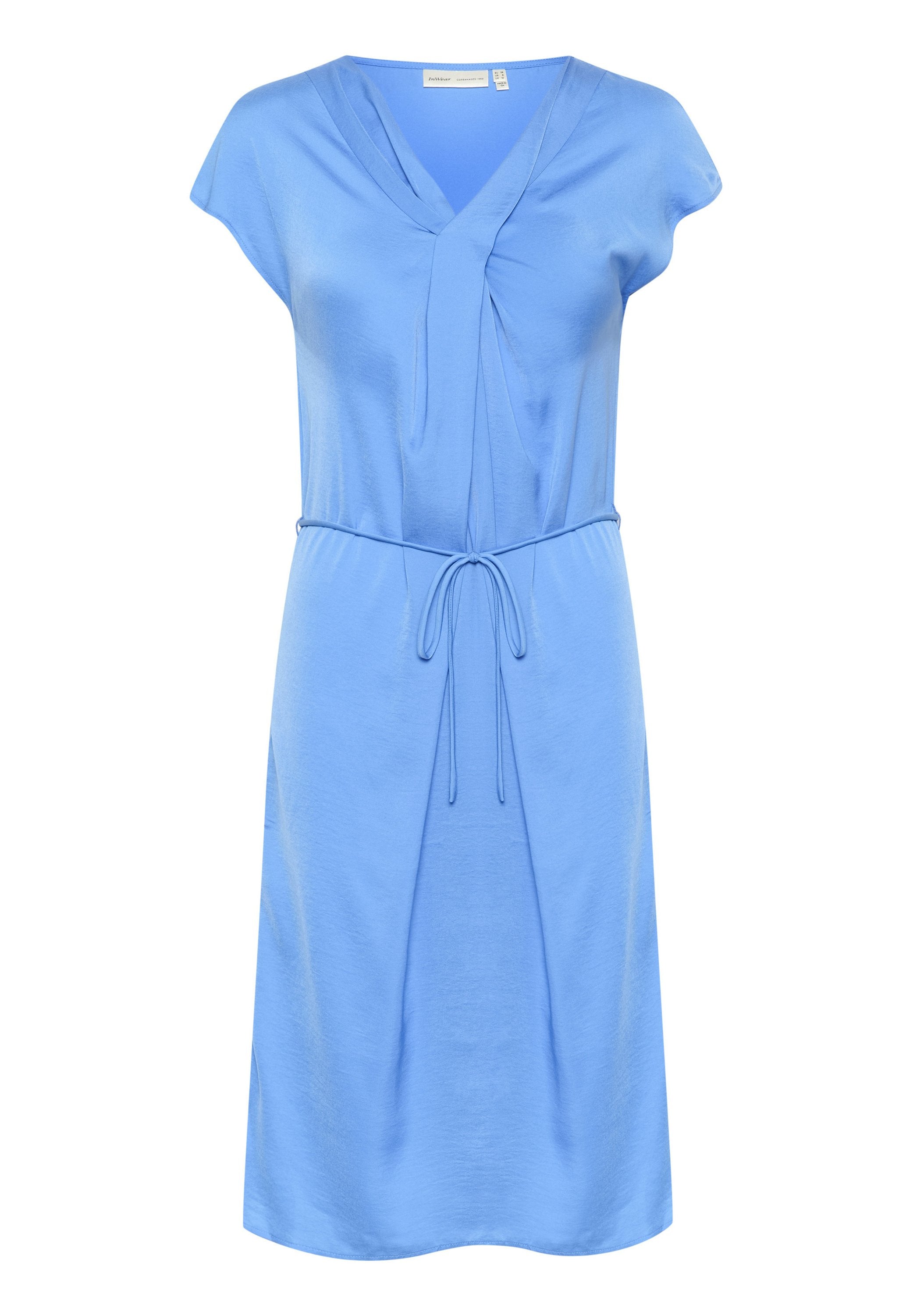 Himmelblaues Kurzarmkleid mit V-Ausschnitt und Taillierungsdetail, aus glattem Stoff gefertigt. Verfügt über eine fließende Silhouette und sanfte Drapierung.