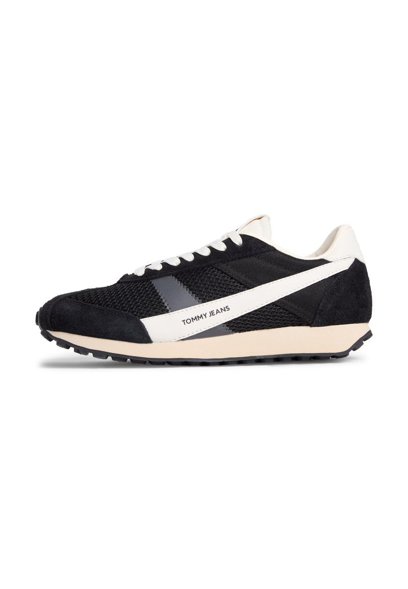 Schwarze Sneaker mit Obermaterial aus Mesh und Wildleder, weißem Logodetail, strukturierter Oberfläche und einer kontrastierenden hellfarbenen Sohle.