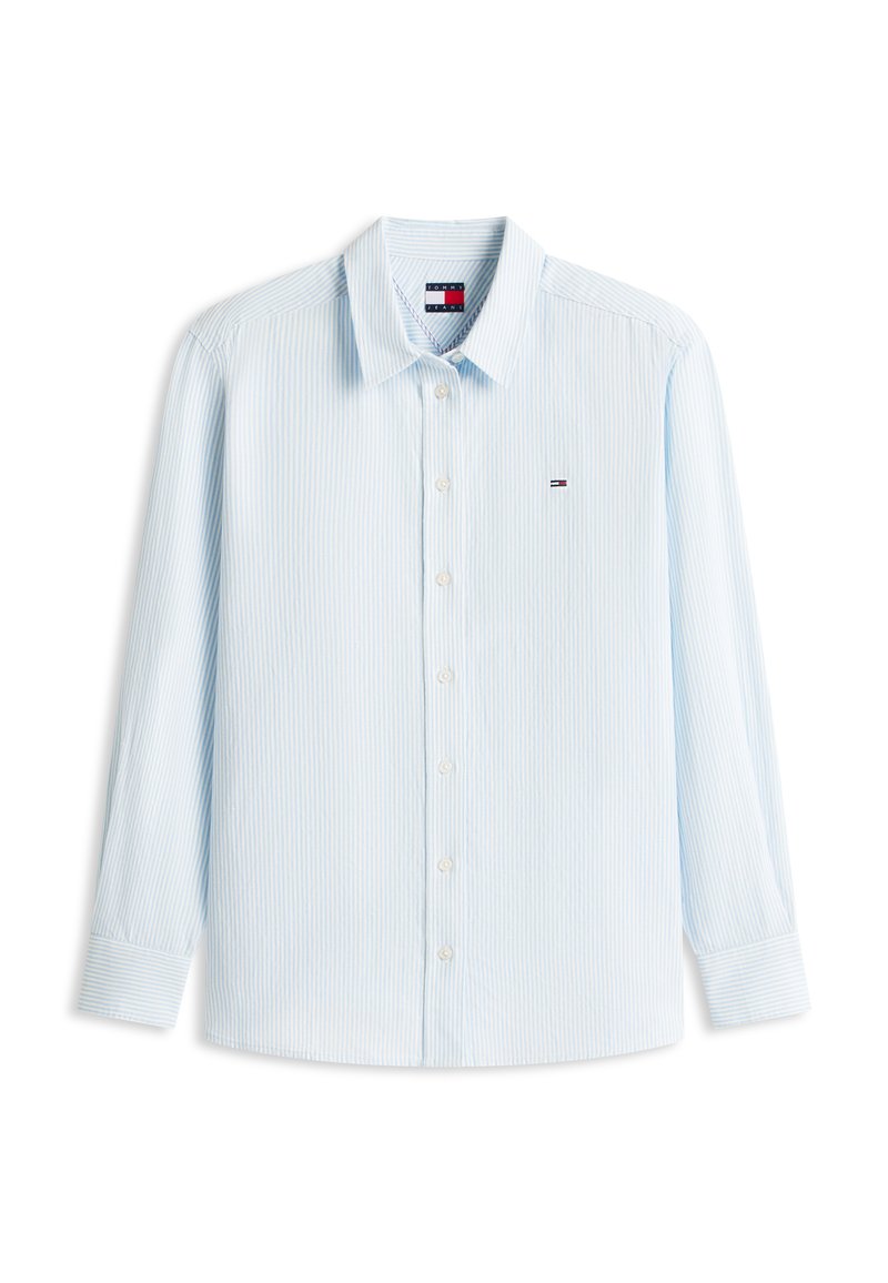 Hellblaues langärmliges Hemd mit dünnen weißen vertikalen Streifen, Kragen und kleinem Tommy Hilfiger Logo auf der Brust.
