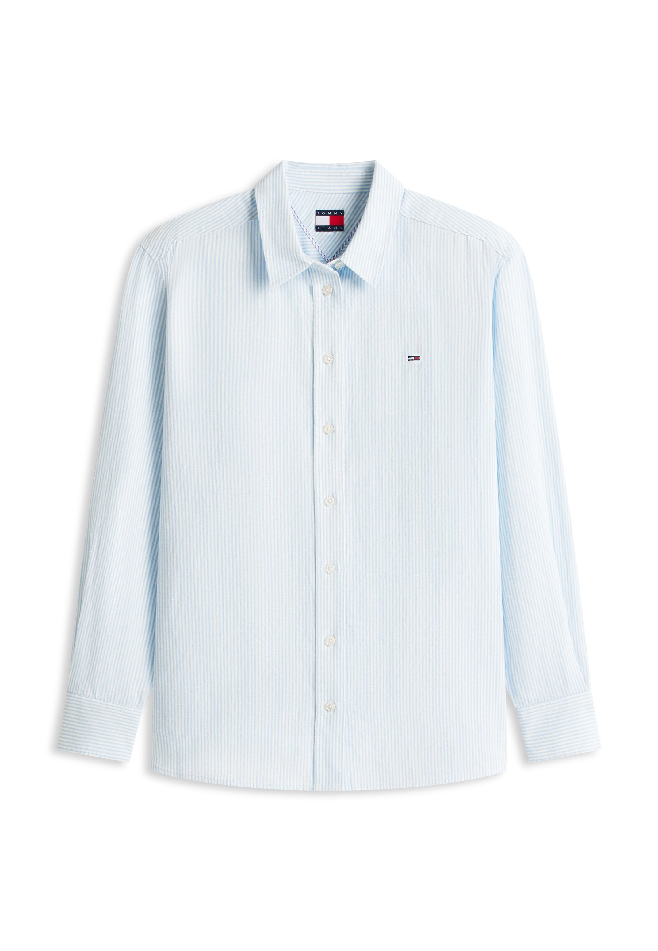 Hellblaues langärmliges Hemd mit dünnen weißen vertikalen Streifen, Kragen und kleinem Tommy Hilfiger Logo auf der Brust.