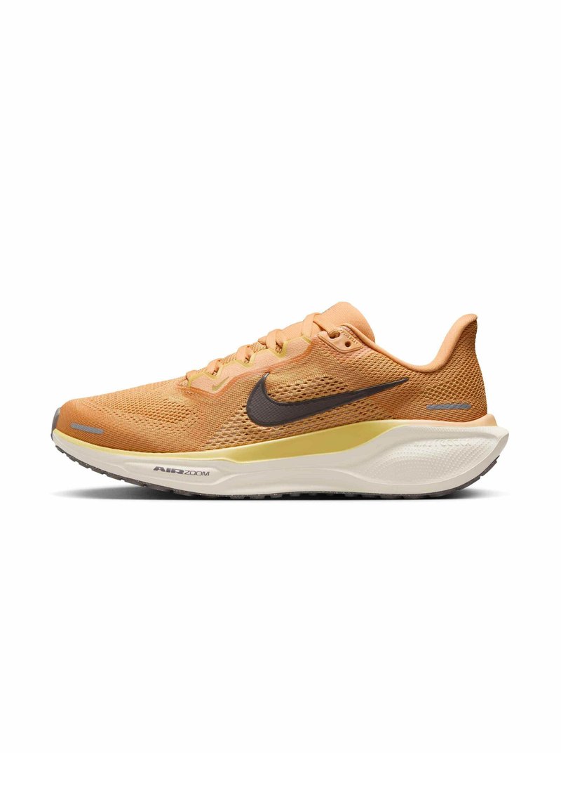 Orangene Mesh-Laufschuhe mit dunkelbraunem Nike-Swoosh, strukturiertem Obermaterial, gepolsterter Sohle und sichtbarem Luftpolster. Verfügt über ein leichtes Design.