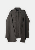 Dunkelgraue Wolljacke mit Kragen, zwei Brusttaschen und weiten Ärmeln, aus strukturiertem Stoff und mit minimalistischem Design.