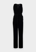 Schwarzer Samt-Jumpsuit mit V-Ausschnitt, ärmellosem Design, tailliertem Bund und weit geschnittenem, geradem Bein. Zipperverschluss im Rücken.