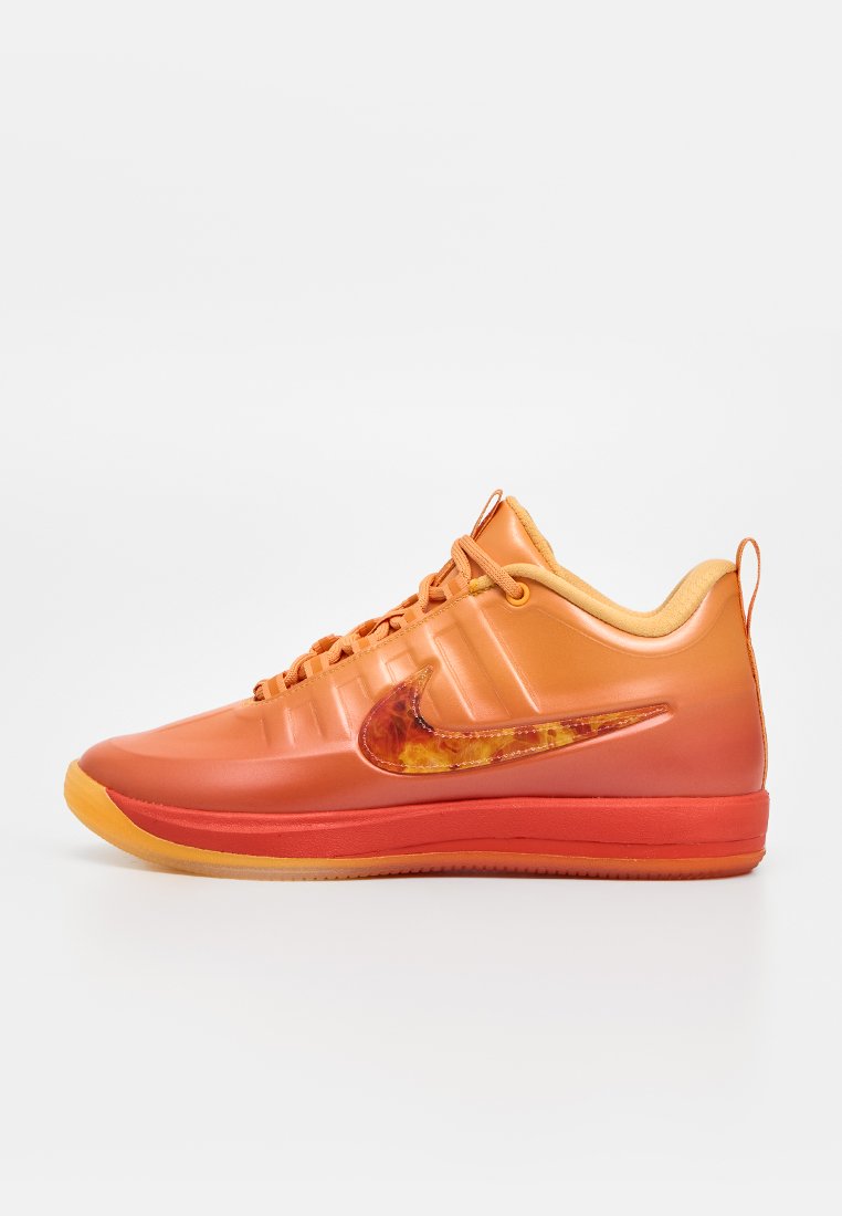 Oranger Sneaker mit niedrigem Schaft und glänzendem Finish, roter Mittelsohle, gelber Außensohle und marmoriertem Nike-Swoosh an der Seite.