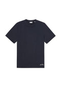 Dunkelblaues T-Shirt mit kurzen Ärmeln aus Baumwolle. Rundhalsausschnitt, gerader Saum und kleines weißes Markenlogo unten links aufgestickt.