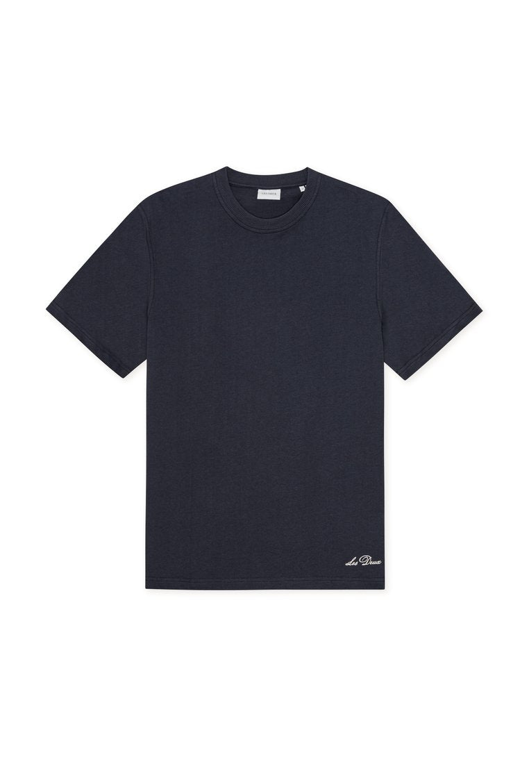 Dunkelblaues T-Shirt mit kurzen Ärmeln aus Baumwolle. Rundhalsausschnitt, gerader Saum und kleines weißes Markenlogo unten links aufgestickt.