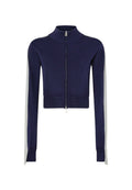 Marineblaue, verkürzte Zip-Jacke mit hohem Kragen, geripptem Saum und weißen Seitestreifen. Mit einem geprägten Logo auf der Brust und silbernem Reißverschluss.