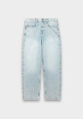 Helle blaue Denim-Jeans mit weitem Schnitt, geradem Bein, verblasster Textur, Fünf-Taschen-Design und Metallknopfverschluss am Bund.