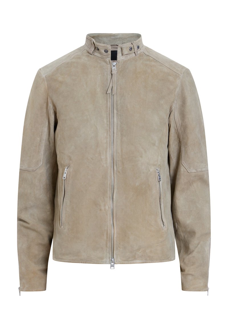 Beige Wildlederjacke mit Stehkragen, Front-Reißverschluss und zwei seitlichen Reißverschlusstaschen; glatte Textur und minimalistisches Design.