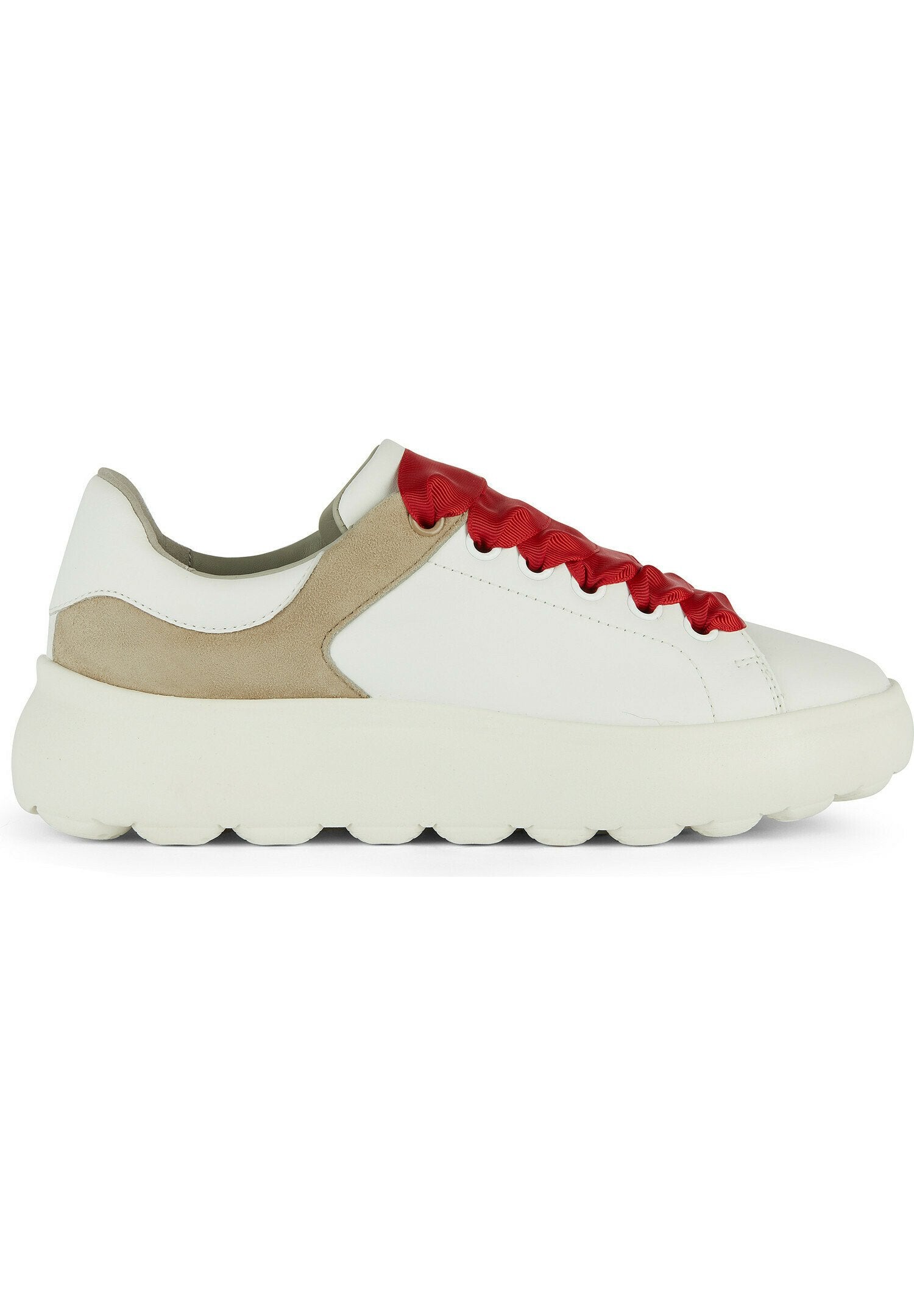 Weiße Ledersneaker mit roten, gerüschten Schnürsenkeln, beigen Wildlederakzenten an den Seiten und einer klobigen, weißen Gummisohle mit strukturiertem Muster.