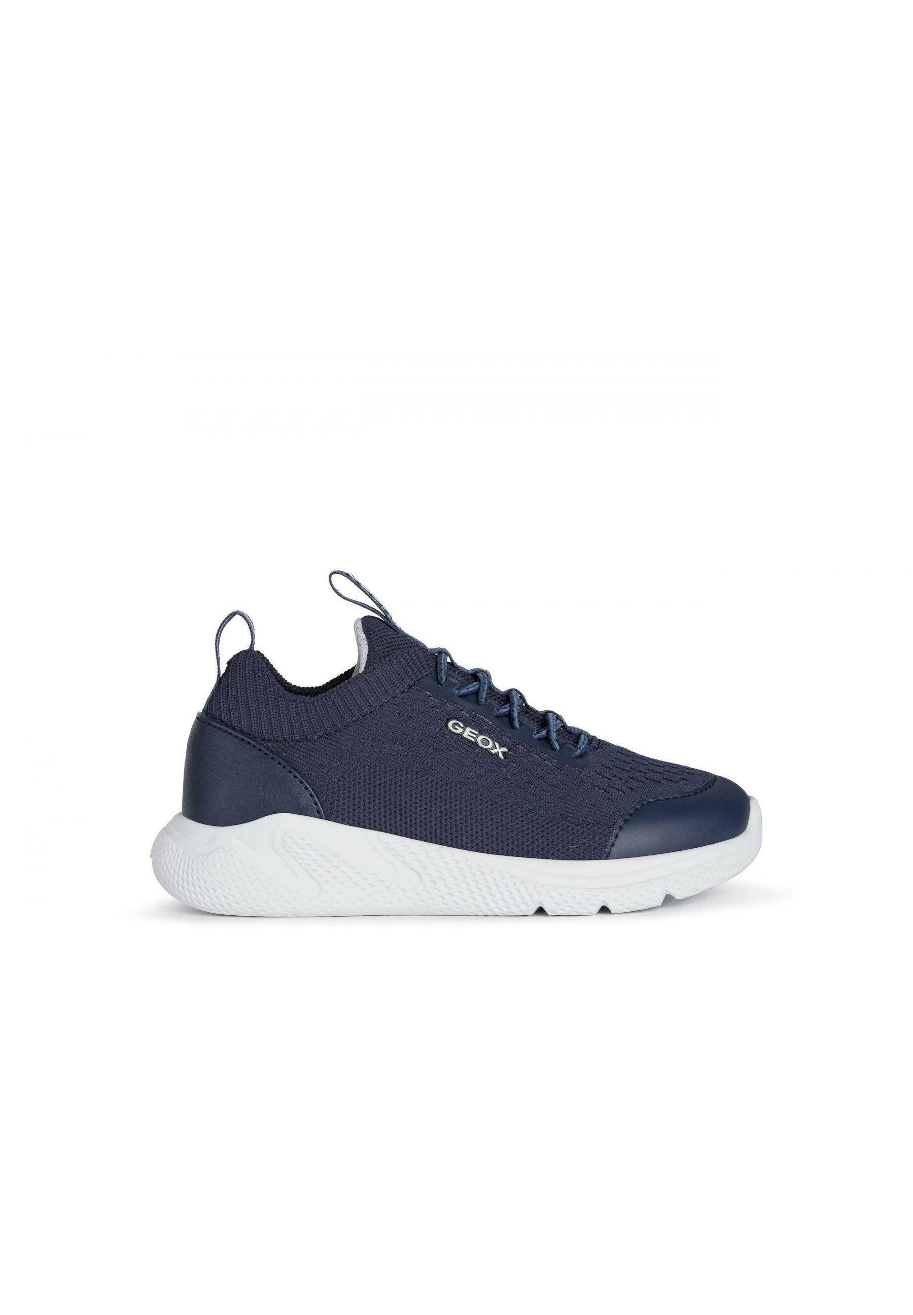 Marineblaue Sportschuhe aus Mesh- und Leder-Materialien, mit einer strukturierten weißen Sohle und einer Schlaufe am Fersenbereich für ein einfaches Anziehen.