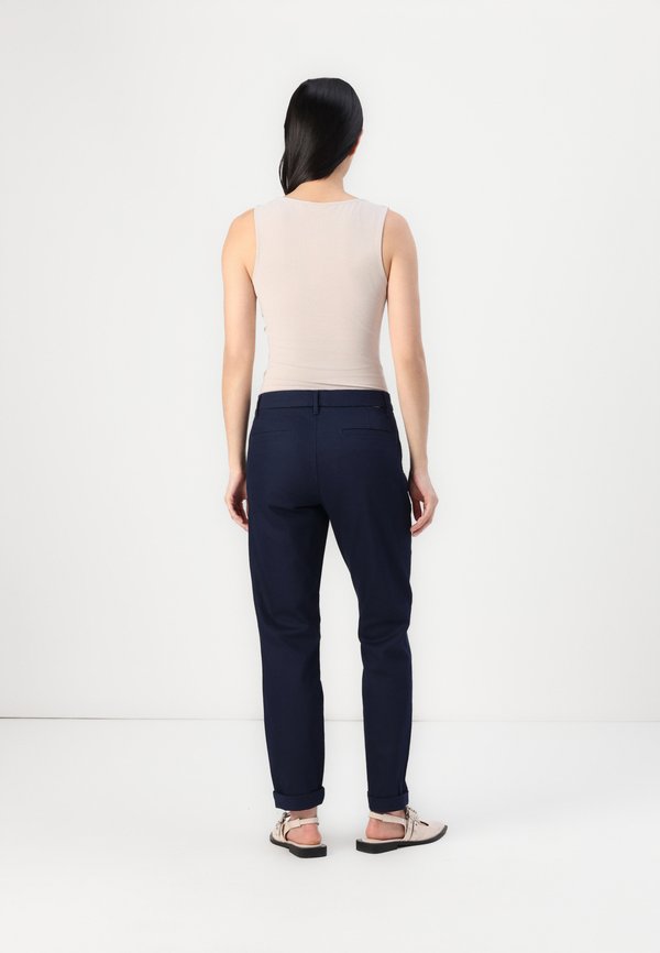 DOCKERS WEEKEND CHINO SLIM ANKLE