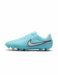 Hellblaue Fußballschuhe mit strukturiertem Obermaterial, schwarzem und pinkem Nike-Logo sowie spitzen Stollen an der Sohle für Traktion.