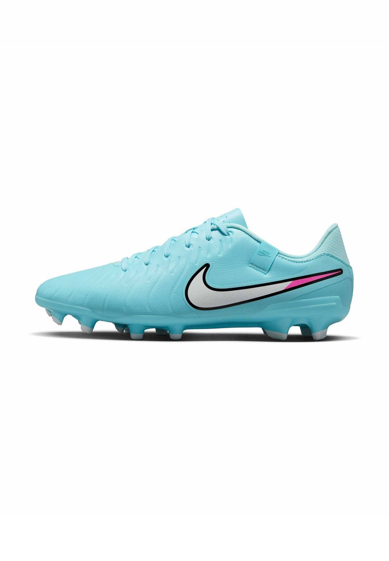 Hellblaue Fußballschuhe mit strukturiertem Obermaterial, schwarzem und pinkem Nike-Logo sowie spitzen Stollen an der Sohle für Traktion.