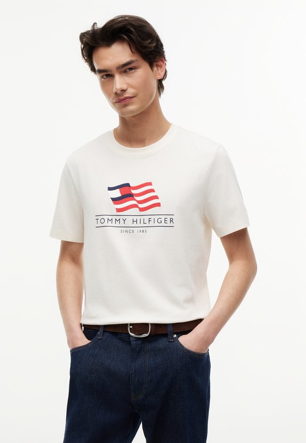 Tommy Hilfiger MAIN FLAG REGULAR TEE - AMERICANA CAPSULE - Print T-shirt - ivory petal
