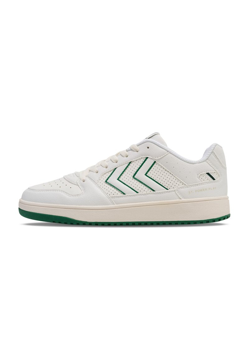 Weißer Sneaker mit grünen Akzenten, durchbrochener Detailgestaltung und drei grünen Chevron-Streifen. Verfügt über eine strukturierte Gummisohle und gepolsterte Ferse.