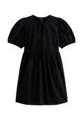 Schwarzes Kleid mit kurzen Puffärmeln, rundem Ausschnitt und Kordelzug an der Taille. Hergestellt aus leichtem Stoff mit einem fließenden Rock.