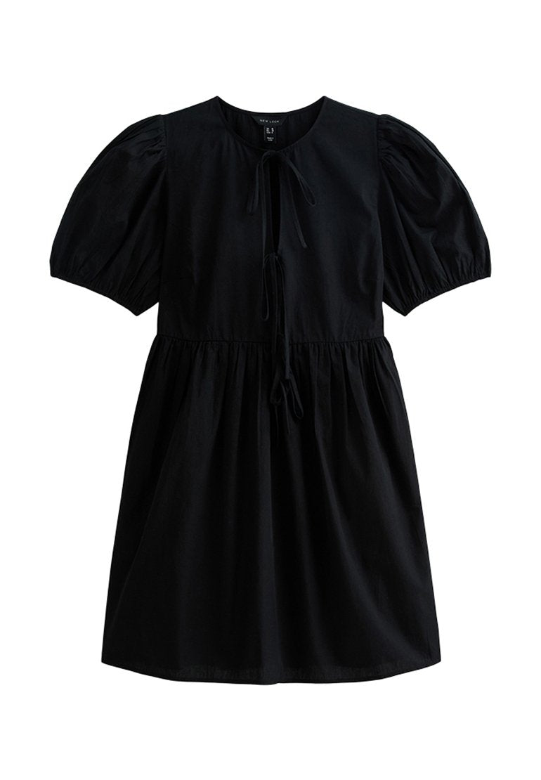 Schwarzes Kleid mit kurzen Puffärmeln, rundem Ausschnitt und Kordelzug an der Taille. Hergestellt aus leichtem Stoff mit einem fließenden Rock.