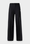 Schwarze, weit geschnittene Hose aus einem glatten Stoff, mit Falten und einem kleinen Logo-Akzent. Design mit einer mittelhohen Taille.