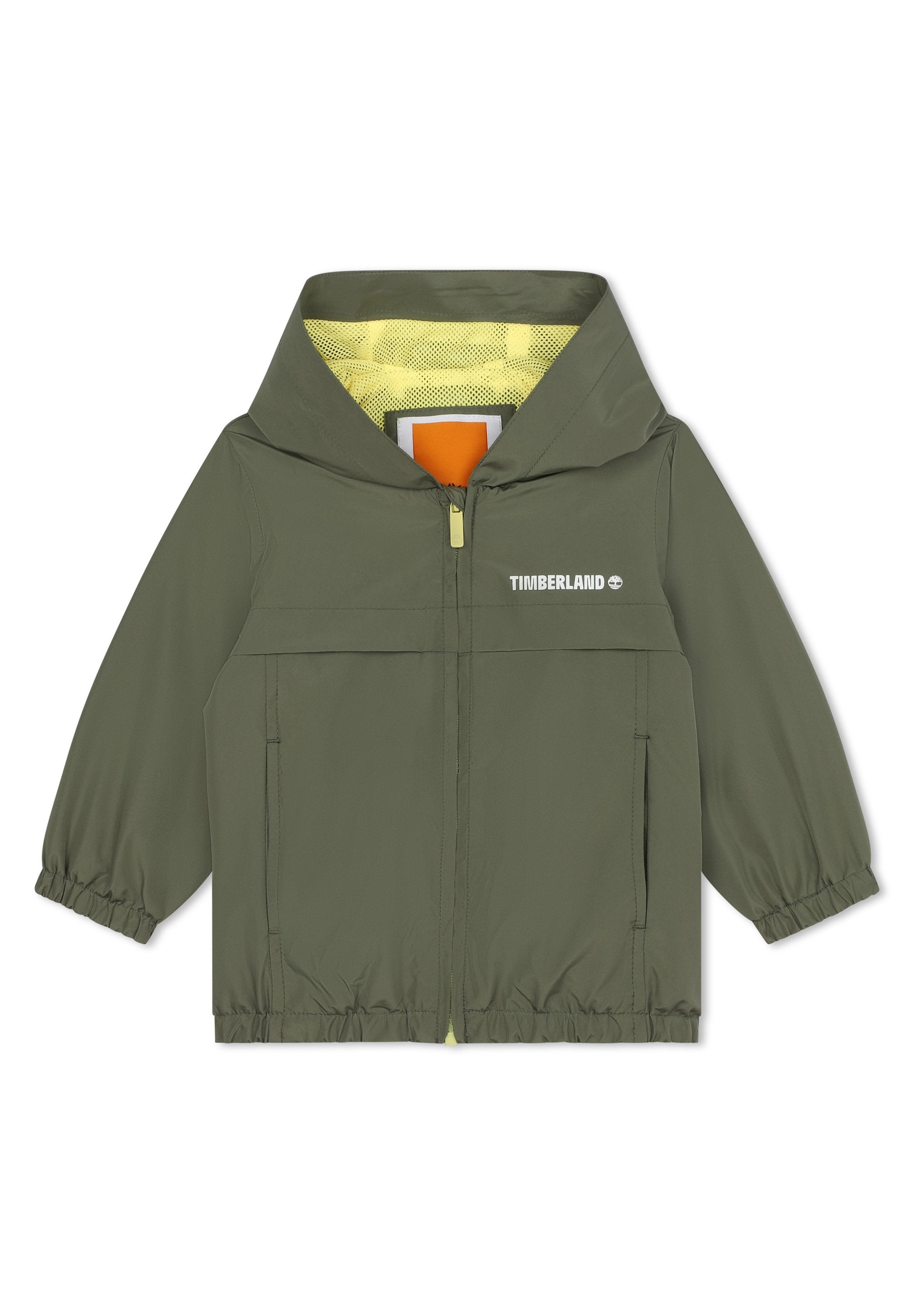 Leichte olivgrüne Jacke mit Kapuze, elastischen Bündchen, zwei Seitentaschen und einem hellgelben Mesh-Futter. Mit einem Logo auf der Vorderseite.