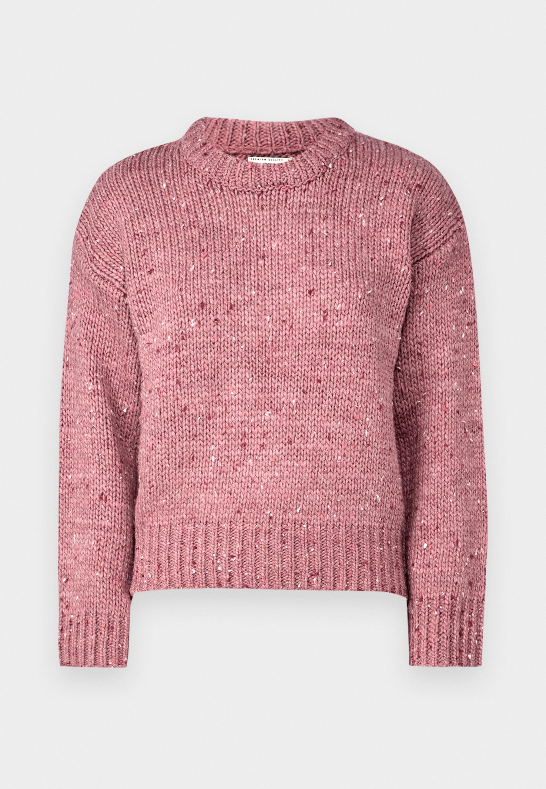 Hellrosa gestrickter Pullover mit rundem Ausschnitt, gerippten Bündchen und Saum, der ein strukturiertes Muster und dunklere Rosa-Flecken aufweist.