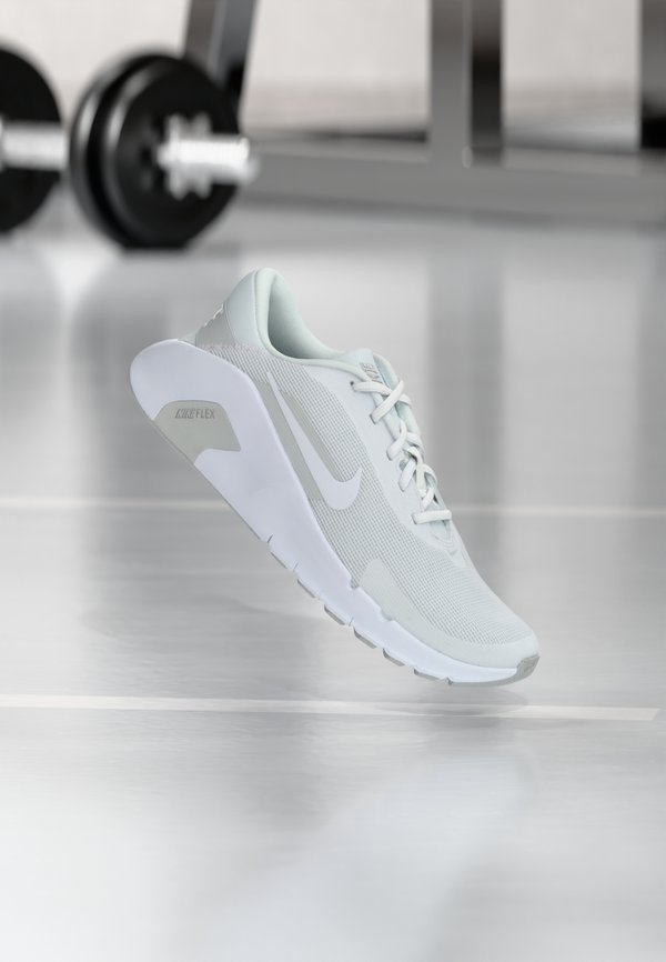 Nike Performance FLEX TRAIN - Training shoe - white/photon dust