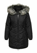 Schwarze gepolsterte Jacke mit einer Kapuze aus Kunstpelz, gestepptem Design, zwei Reißverschlusstaschen an den Seiten und gerippten Strickbündchen. Silberner Reißverschluss.