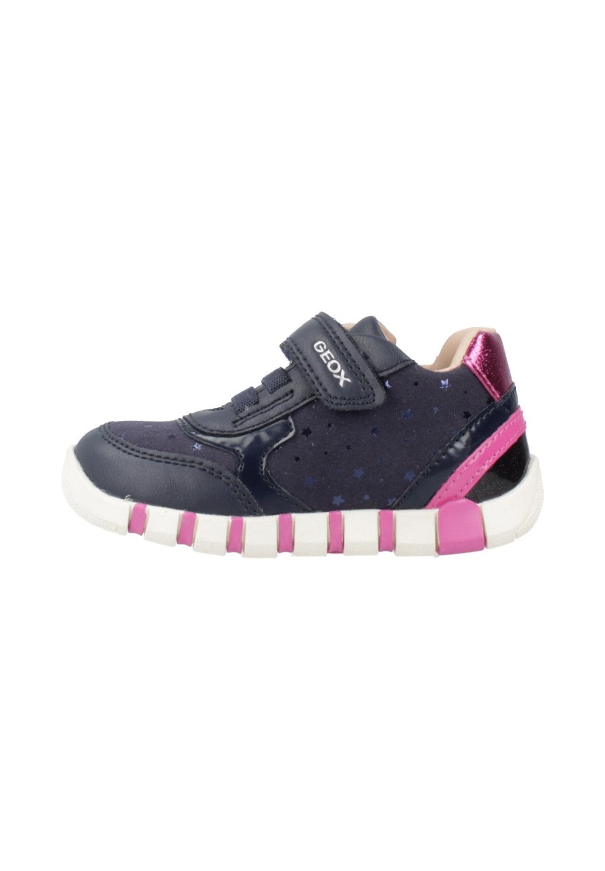 Marineblaue Kindersneaker mit pinkfarbenen Akzenten, Sternmustern, Klettverschluss mit der Aufschrift "GEOX" und weißer, segmentierter Sohle mit pinkfarbenen Highlights.