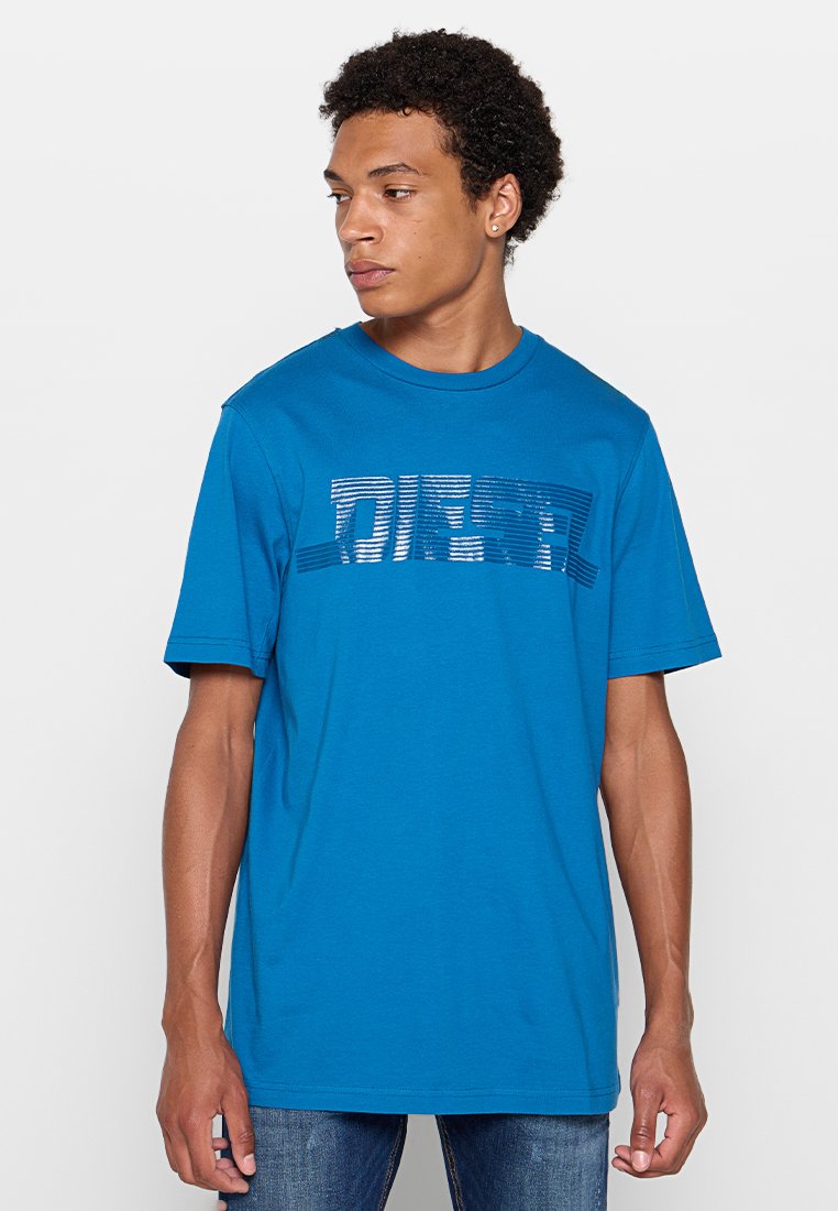 Blaues T-Shirt mit kurzen Ärmeln aus Baumwolle. Mit einem grafischen "DIESEL"-Logo in Weiß und Blau, gerader Schnitt und standard Rundhalsausschnitt.