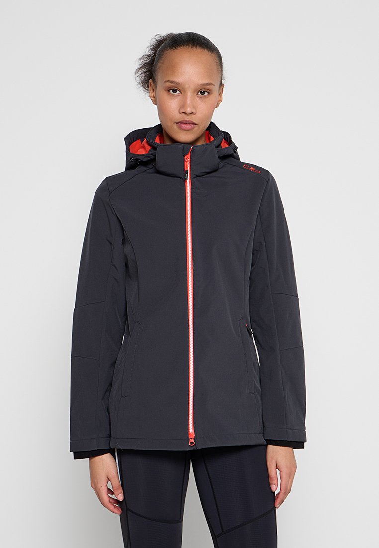 Schwarze wasserdichte Jacke mit Kapuze, ausgestattet mit einem leuchtend orangefarbenen Reißverschluss und Innenfutter. Glatte Textur mit langen Ärmeln und Reißverschlusstaschen.