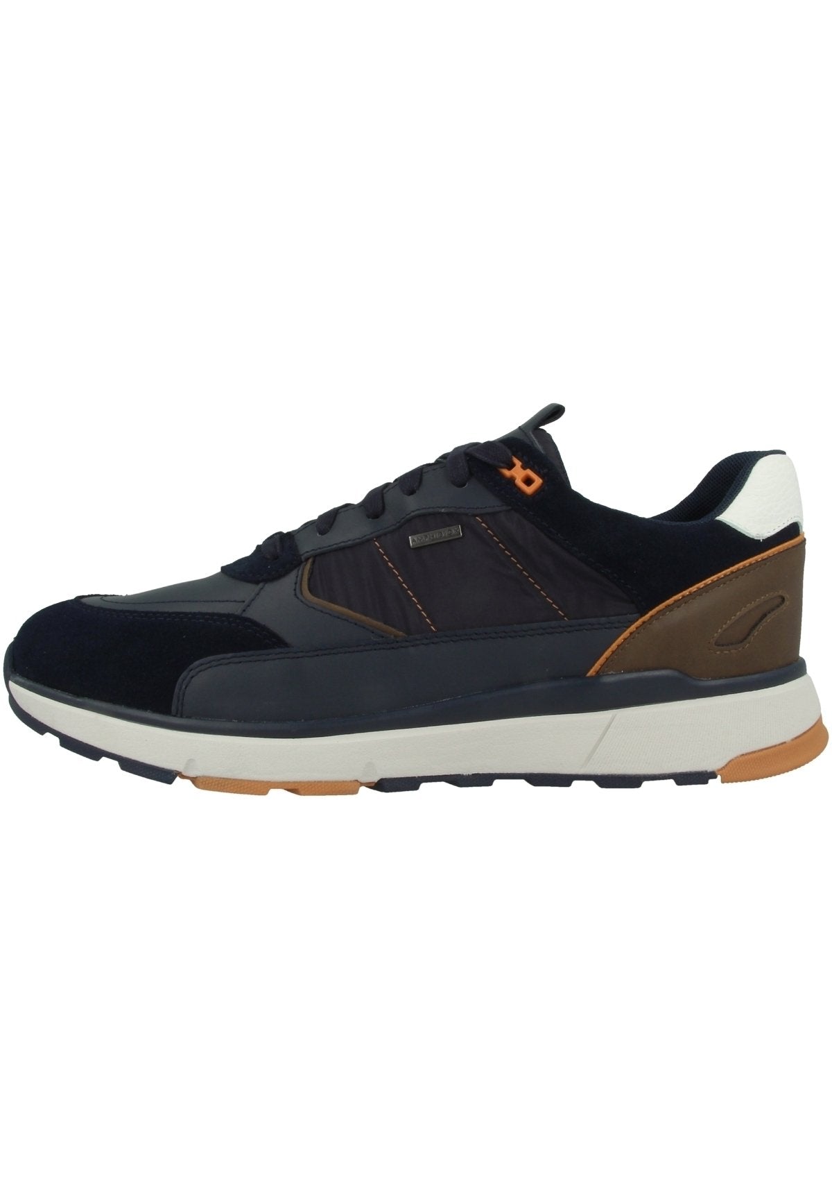 Marineblaue und schwarze Sportschuhe aus Wildleder und synthetischen Materialien, mit orangefarbenen Nähten und braunen Akzenten, ausgestattet mit einer weißen Ferse und Gummisohle.