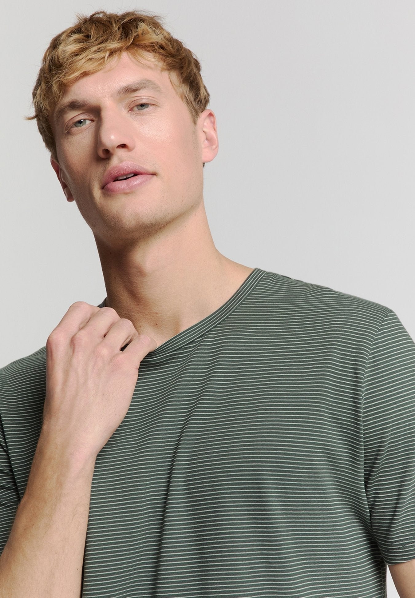 STRIPED CREWNECK  Media 6