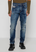 Blaue Denim-Jeans mit einem verblassten Waschlook, Slim-Fit, mit einem ausgefransten Bereich am linken Oberschenkel und klassischem Fünf-Taschen-Stil.