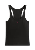 Schwarzes, geripptes Racerback-Trägertop mit kleinem, zentriertem rechteckigem Logo in Rot, Weiß und Blau nahe dem Halsausschnitt vor weißem Hintergrund.