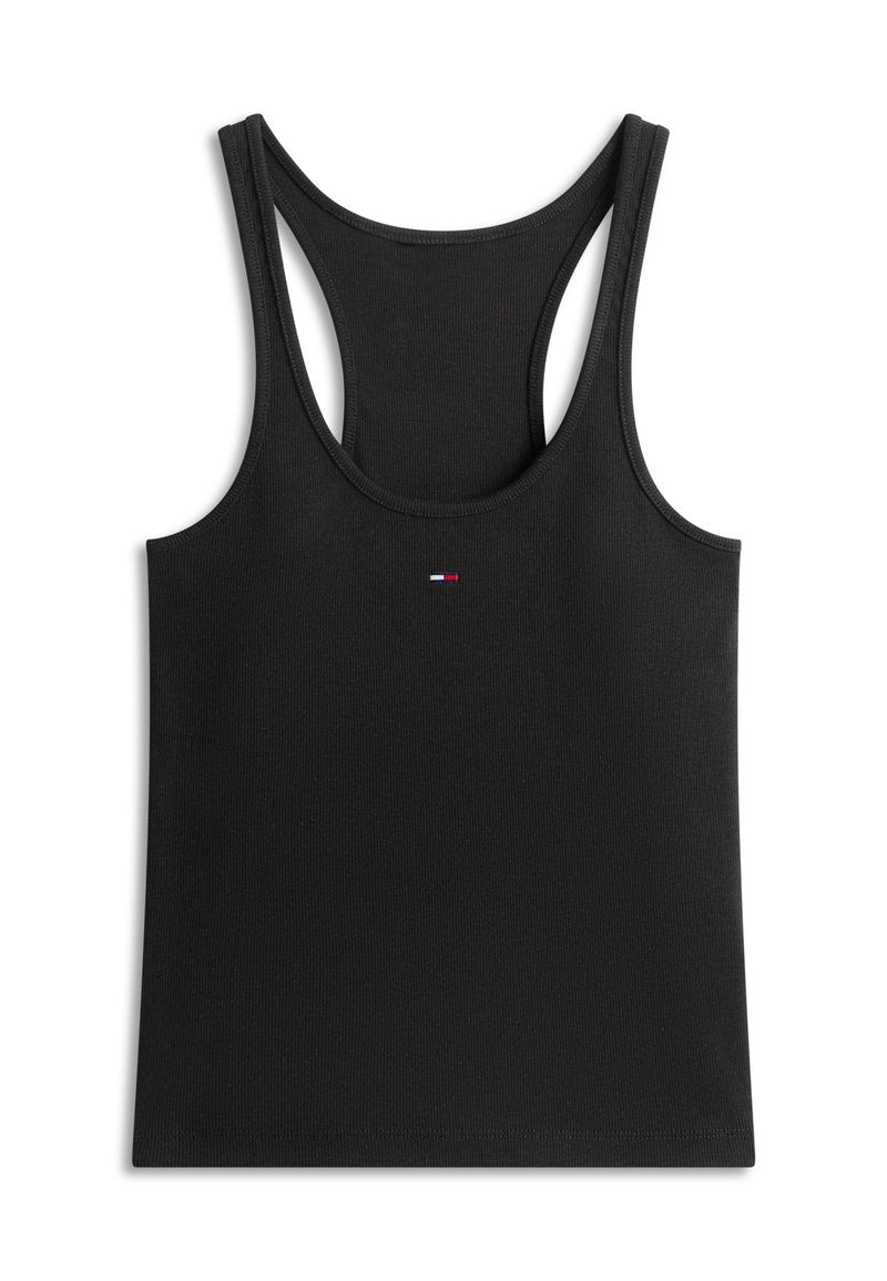 Schwarzes, geripptes Racerback-Trägertop mit kleinem, zentriertem rechteckigem Logo in Rot, Weiß und Blau nahe dem Halsausschnitt vor weißem Hintergrund.