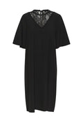 Schwarzes Kleid mit kurzen, ausgestellten Ärmeln, geripptem Textur, SpitzenDETAIL am Ausschnitt und V-Ausschnitt. Rückenschluss mit einer Schlaufe.